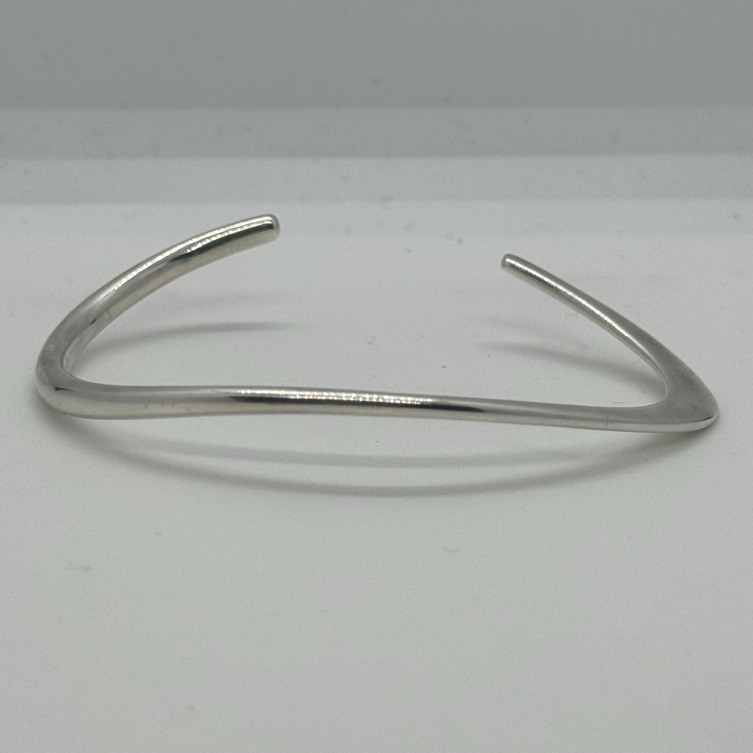 ジョージ ジェンセン スターリング バングル # 433D。シルバー。オフ