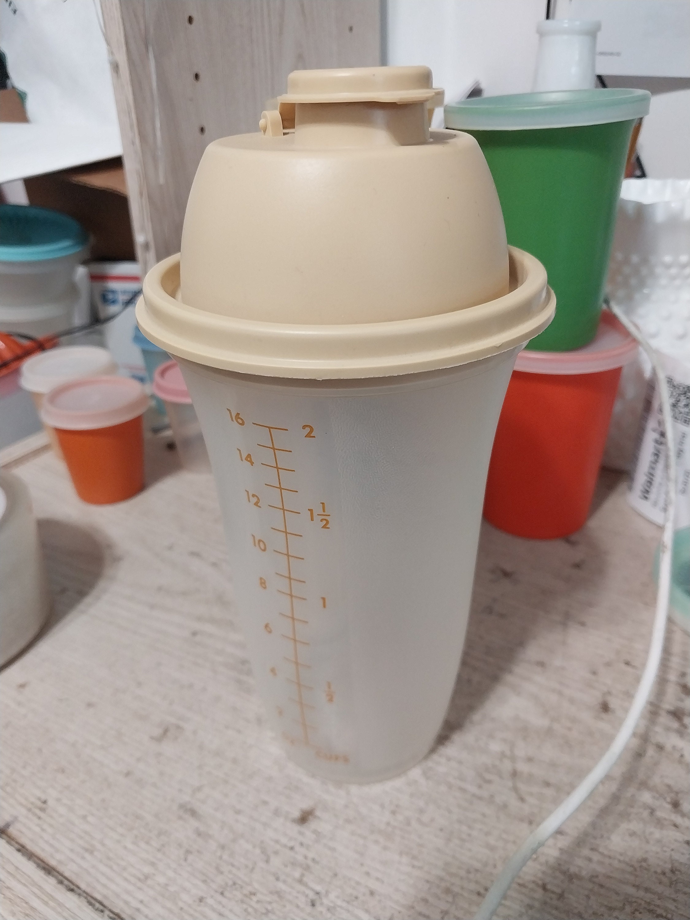 Tupperware tupperware 2-cup quick shake gravy container