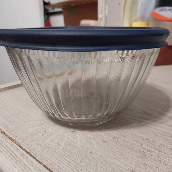 Vintage Pyrex ribbed 7401 bowl..