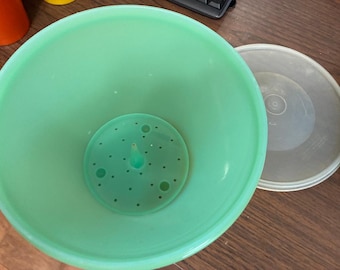 Vintage Tupperware lettuce keeper #679