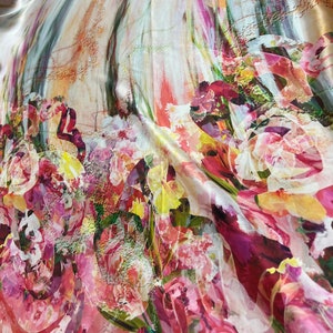 Stampa digitale charmeuse in raso di seta 100%, larghezza 54", Bellissimo stile di bordo, sfumature di grigio beige, colore floreale rosa fusia, tessuto morbido, larghezza 54".