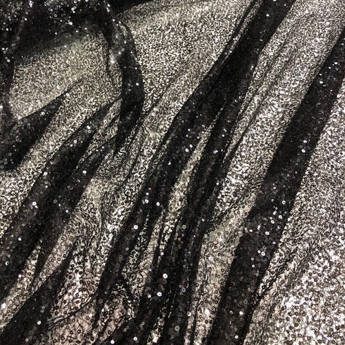 Paillettes noires sur tissu meah tourbillonnant 52" de large Tissu vendu par mètre
