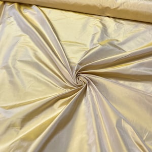 Bellissimo taffetà di seta 100% giallo canarino brillante brillante, largo 54 pollici. Ideale per abbigliamento e decorazioni per la casa. Venduto tagliato a misura