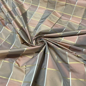 100% seta bellissimo grigio malva oro rosato con plaid a strisce di raso dorato.  taffettà di seta largo 54 pollici Venduto tagliato su misura