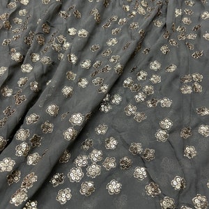 Bella base grigio scuro con chiffon ricamato oro opaco 46 "largo Bellissimo chiffon morbido in viscosa ricamato floreale sequenziato.