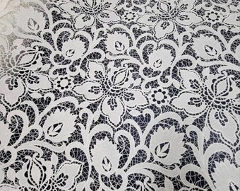 Guipure-Spitzenstoff, 130 cm breit. Wunderschönes Blumenmuster, natürliche weiße Farbe.