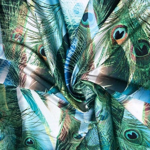 Mooie pauw kleuren en pauwenveren designer digitale print op zijdeachtig satijn 54" breed. Verkocht op maat gesneden. Best gebruikt voor kleding