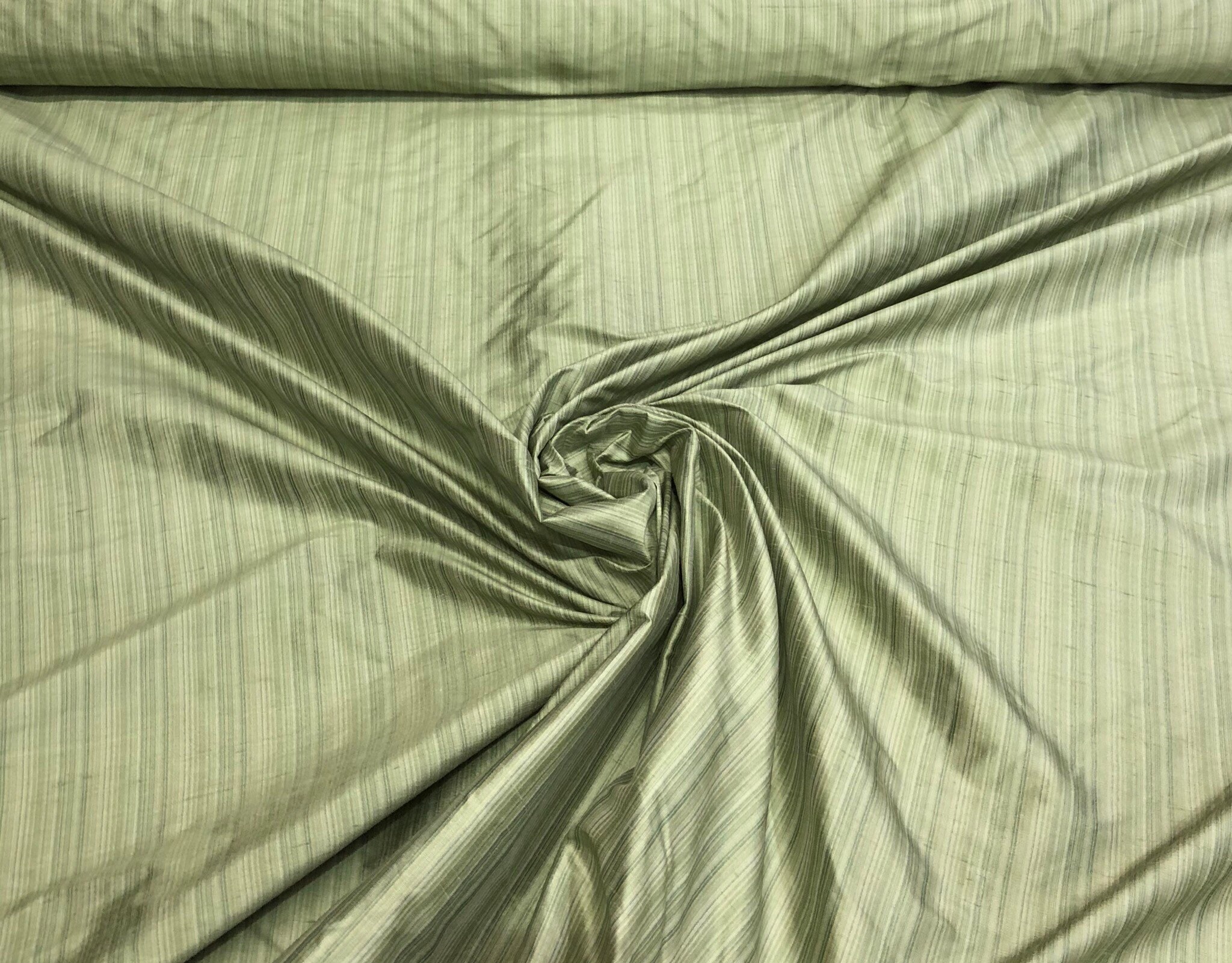 Shantung de soie 54" large belle rayures vert sauge shantung de soie tissu vendu par l’yard Shantung de soie vert 54
