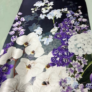 Stampa digitale charmeuse in raso di seta 100% 54" di larghezza Bellissimo bordo base nero stile viola bianco disegno floreale tessuto morbido 54" di larghezza