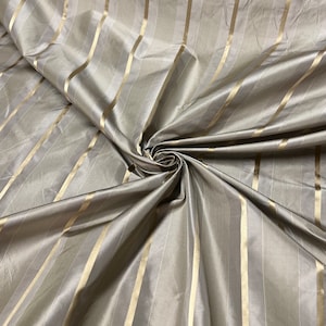 100% seta, bellissimo beige marrone chiaro con strisce di raso dorato.  taffetà di raso di seta largo 54 pollici Venduto tagliato a misura