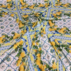 Digitalt Charmouse-tryck i satin, 136 cm brett. Vackert helbottentryck med gulgrönt paneltryck som använts till kläder. Säljs per meter.