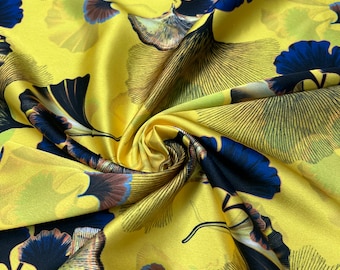 Impression numérique charmeuse en satin doux 54" de large Belle couleur de base chartreuse avec un motif de marque floral bleuâtre Tissu vendu par mètre