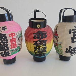 以下が含まれることがあります： 黒い持ち手と「But First, Coffee」の文字が黒い手書き風フォントで書かれた白いセラミックマグ。マグカップは白い表面に置かれています。