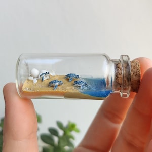 Meeresschildkröten Babys schlüpfen am Strand in Glasflasche /einzigartige Miniatur Figur /handgemachtes Kunstwerk