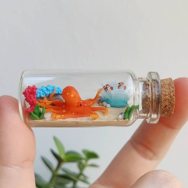 Oktopus in verschiedenen Farben mit Korallenriff in Glasflasche  /einzigartige miniatur figur /handgemachtes kunstwerk / Variationen