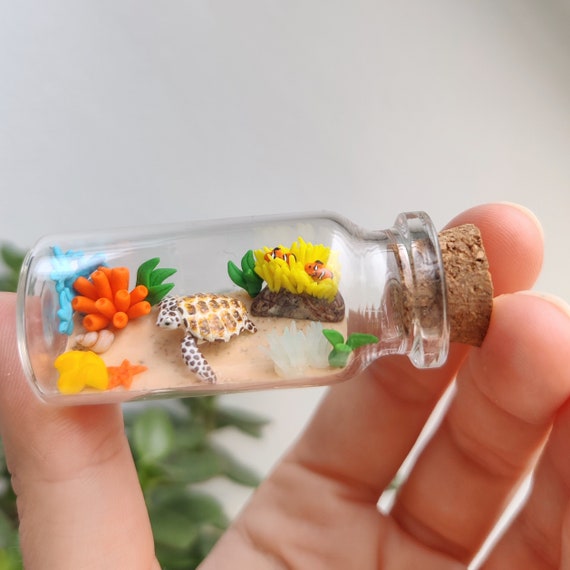 ウミガメフィギュア サンゴ礁ベース付き ウミガメフィギュア サンゴ礁ベース付き ガラス瓶に入ったサンゴ礁の