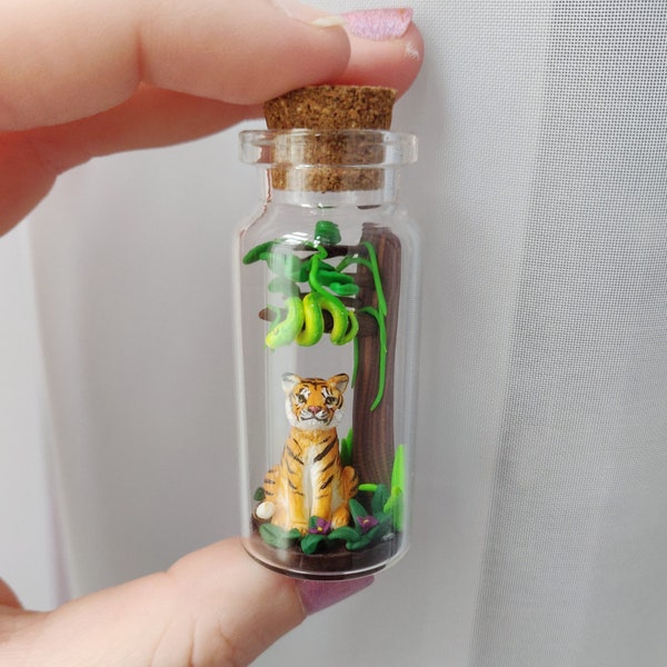 Tigre dans la jungle en bouteille en verre /figurine miniature unique /œuvre d’art faite à la main