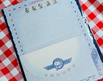 Peanuts Snoopy Stationery Set  8 Sheets  4 Envelopes 8 Memos   Unopened Package  New Old Stock  Air Ace