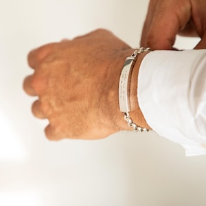 Handgeschreven zilveren Rolo Bar-armband voor heren