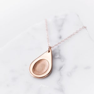 Rose Gold Fingerprint Teardrop Necklace imagem 1