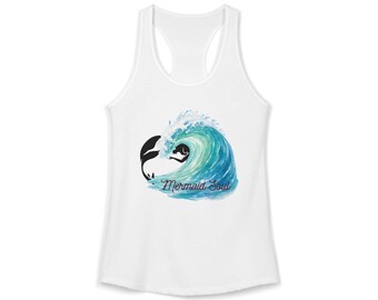 Puede incluir: Una camiseta de tirantes blanca con espalda de nadador que presenta un gráfico central de una ola oceánica azul y turquesa estilo acuarela. Una silueta negra de una cola de sirena aparece a la izquierda, con el texto Mermaid Soul en cursiva.