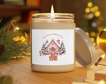 Puede incluir: Una vela en frasco de vidrio transparente con una mecha encendida y cera de color beige claro. La etiqueta muestra una casa de jengibre rosa, pinos cubiertos de nieve y tres figuras de jengibre con el texto Winter Wishes and Gingerbread Kisses.