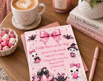 Puede incluir: Una tarjeta de invitación rectangular rosa para baby shower con un gran lazo rosa, tres fantasmas con lazos rosas, tres murciélagos y calabazas rosas. El texto dice: A Little Boo is on Her Way! Join us to help celebrate October 31st at 4:00pm 13 Sleepy Hollow, Scary Town Please R.S.V.P by October 25th.