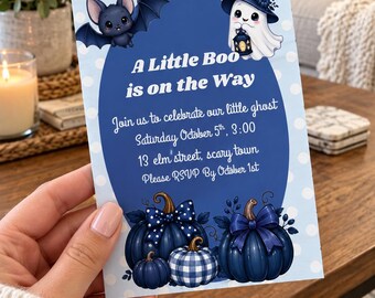 Puede incluir: Una tarjeta de invitación rectangular para baby shower con fondo azul claro y lunares blancos. Presenta un murciélago de dibujos animados, un fantasma con sombrero de bruja y calabazas azul oscuro. El texto dice: A Little Boo is on the Way, Join us to celebrate our little ghost, Saturday October 5th, 3:00, 13 elm street, scary town, Please RSVP By October 1st.