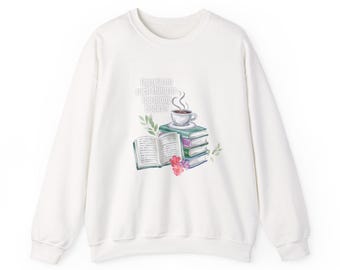 Puede incluir: Una sudadera blanca de cuello redondo con un gráfico de una pila de libros, un libro abierto y una taza de café humeante. El texto dice, There's no such thing as too many books! El diseño incluye pequeñas hojas verdes y detalles florales.