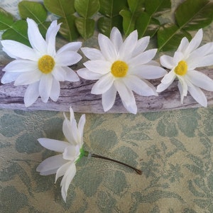 2 Daisy Hair Pins, Daisy Hair barettes, flower hair pin set, silk flower bobby pins, daisies for your hair, daisy hair flowers, white daisy