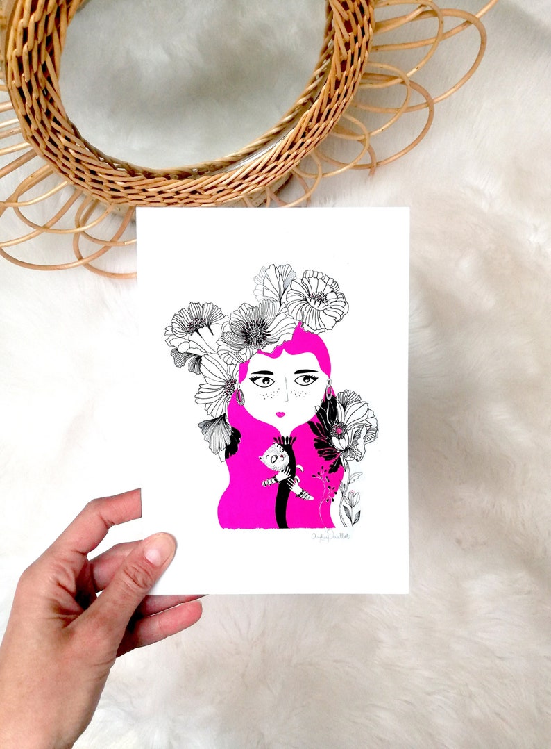 Illustration de frida khalo revisitée. Elle possède une couronne de fleurs et elle tient un chat dans ses bras. Ses cheveux sont peints en rose fluo.
