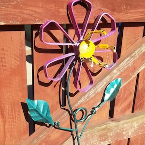 Metal garden flower yard art sculpture