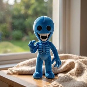 Könnte beinhalten: Ein blaues Plüschtier mit einem großen Kopf, schwarzen kreisförmigen Augen, einem breiten Mund mit sichtbaren weißen Zähnen und einem skelettartigen Brustkorbdesign. Die Figur hat lange Arme mit klauenartigen Händen und steht aufrecht.