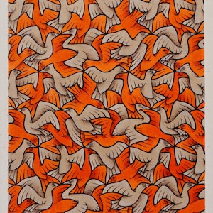 Peut inclure: Une estampe représentant une tessellation d'oiseaux blancs et orange en vol. L'œuvre d'art présente un motif répétitif d'oiseaux sur un fond orange. L'estampe est numérotée 55/450.