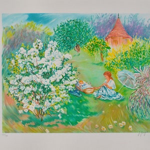 Peut inclure: Une peinture colorée d'une femme assise dans un jardin avec un enfant dans un panier. La femme porte une robe bleue et une blouse blanche. L'enfant porte une robe blanche. Le jardin est rempli d'herbe verte, de fleurs blanches et d'un petit bâtiment rouge en arrière-plan.