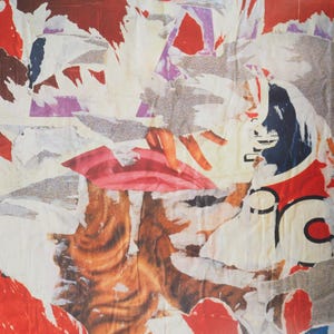 Può includere: Collage astratto con pezzi di carta strappati in tonalità di rosso, bianco, marrone e blu. La composizione presenta trame e forme a strati, creando un'opera d'arte visivamente dinamica. L'opera d'arte ha un'estetica vintage e usurata.