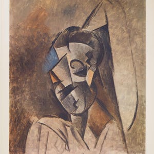 Peut inclure: Une impression d'un portrait cubiste intitulé "Young Girl with Anna Upchurch". L'œuvre représente le visage d'une femme en formes géométriques, avec une palette de bruns, de gris et de bleus. L'impression est sur un fond crème.