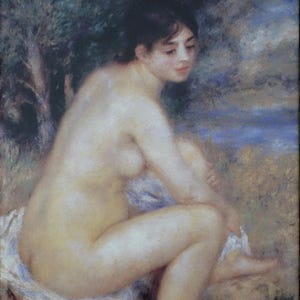 Può includere: Dipinto impressionista di una figura nuda seduta all'aperto. La figura, con la pelle chiara e i capelli scuri, è seduta su una roccia con un panno blu e bianco. Lo sfondo presenta alberi e acqua, con una luce morbida e diffusa.