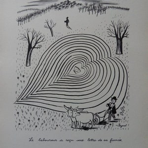 Puede incluir: Una ilustración en blanco y negro de un granjero arando un campo en forma de corazón. El granjero está tirando de un arado con dos bueyes. El texto "Le laboureur a reçu une lettre de sa fiancée" está escrito en la parte inferior de la imagen.