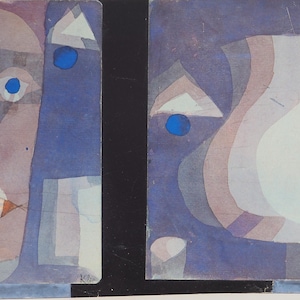 Puede incluir: Pintura abstracta en acuarela con una paleta de colores azules y morados. La obra presenta formas geométricas, incluyendo un rostro estilizado y una forma de jarrón. La composición está dividida por una línea vertical negra.