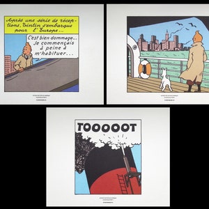 Peut inclure: Trois cases de bande dessinée mettant en scène Tintin, un reporter et aventurier fictif. La première case montre Tintin debout sur le pont d'un navire, regardant l'horizon d'une ville. La deuxième case montre Tintin et son chien Milou debout sur le pont d'un navire, regardant l'horizon d'une ville. La troisième case montre un gros plan d'un sifflet de navire avec le mot "TOOOOOT" au-dessus.