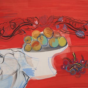 Puede incluir: Una pintura de naturaleza muerta con un cuenco blanco lleno de melocotones y fruta verde. Un racimo de cerezas y un limón amarillo sobre un fondo rojo. La pintura tiene un estilo suelto y expresivo con detalles en línea negra.