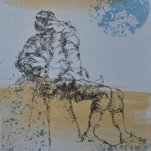 Könnte beinhalten: Eine Schwarz-Weiß-Tintenzeichnung einer Figur, die auf einem Hocker sitzt. Die Figur hält einen Schädel auf ihrem Schoß. Der Hintergrund ist hellblau mit gelben und blauen Farbspritzern.