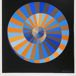 Puede incluir: Una impresión artística cuadrada que presenta un gran diseño en espiral circular compuesto por segmentos alternos en forma de cuña en tonos azul brillante, azul claro, naranja y marrón sobre un fondo negro sólido. La firma Vasarely está en la esquina.