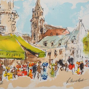 Könnte beinhalten: Ein künstlerisches Aquarellgemälde eines europäischen Stadtplatzes. Die Szene umfasst einen Kirchturm, Gebäude, eine gelbe Markise und Figuren in historischer Kleidung. Das Kunstwerk hat einen Vintage-Look mit einer Signatur in der Ecke.