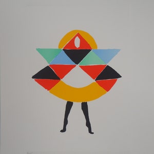 Puede incluir: Una colorida impresión geométrica que presenta una figura compuesta por triángulos y una forma circular amarilla. La figura tiene piernas negras y está sobre un fondo blanco. La impresión está firmada y numerada.