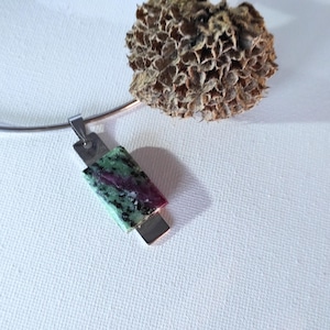 Rubin Ziosit Anhänger Halskette für Fülle, Cabochon Edelstein Schmuck, GEBURTSSTEIN Juli, Sternzeichen Widder, Energieheilkristalle Geschenk für sie