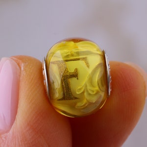Encanto de piedras preciosas de Crónicas, "Letra inicial dorada", Encanto para pulseras, Joyería para mujeres, Piedra preciosa tallada, Regalo único para ella