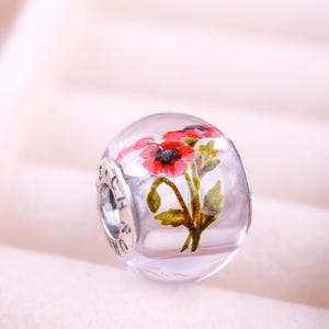 クロニクルズによるチャーム「赤いポピーの花」、ヨーロピアンスタイルのブレスレット用チャーム、彼女へのユニークなギフト、春のコレクション
