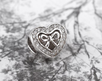 Bow and Heart- Sterling Silver Charm van Chronicles, unieke handgemaakte sieraden, past op armbanden en armbanden, uniek cadeau voor haar